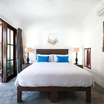 Villa Tahi - Stylish Luxury, Tranquil Location, Walk To Beach
