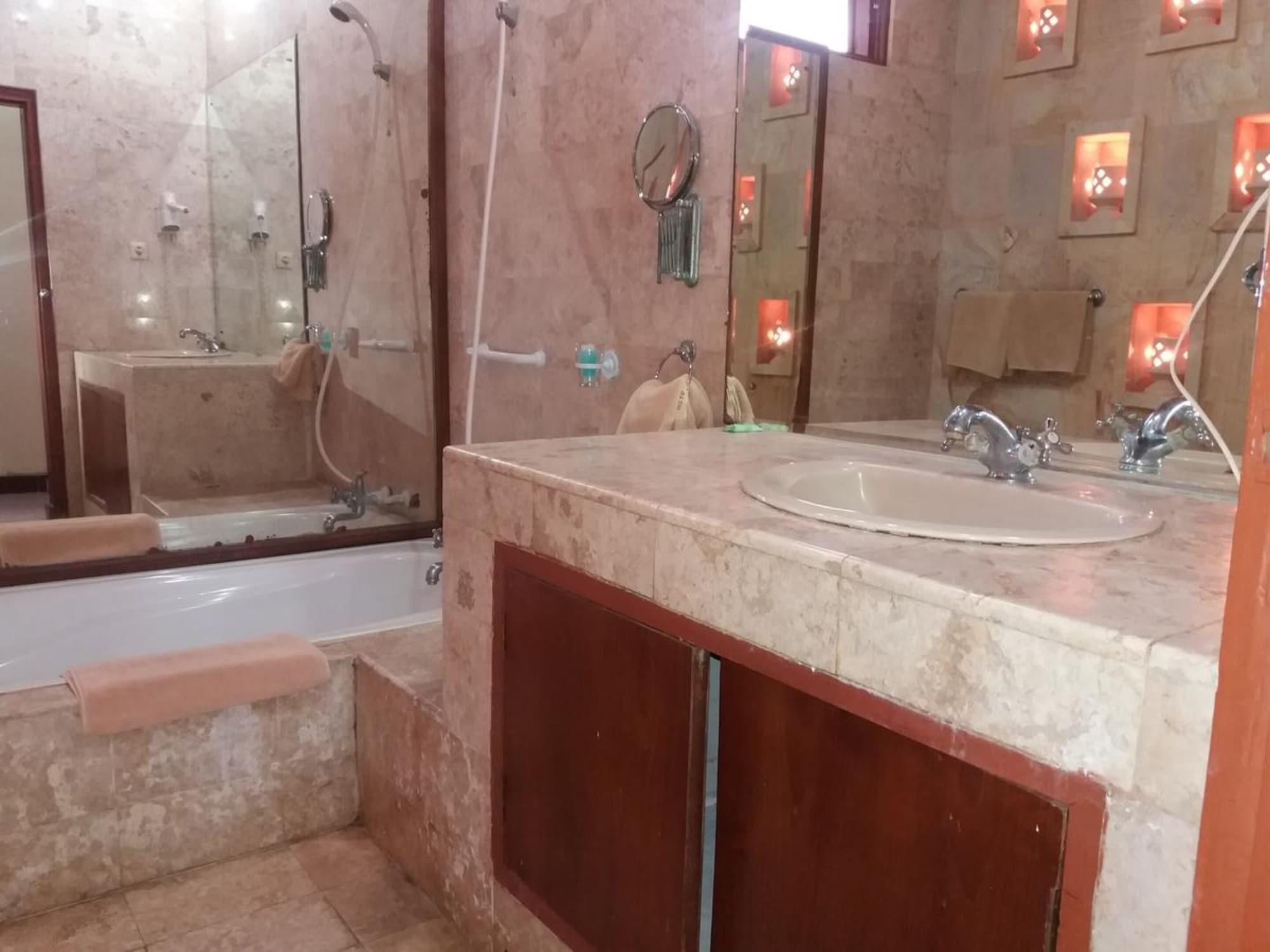 Hotel The Sari 2*