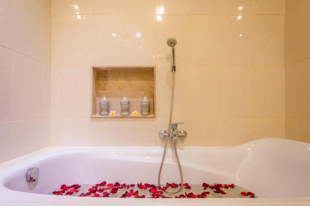 Tepi Sungai A Luxurious, Under New Management, 6 Bedroom 620 Sqm Retreat Featuring A Stunning 15 Meter Pool And Dedicated Childrens With 4 Bunk Beds Newly Renovated In Seminyak * Legian (Bali)