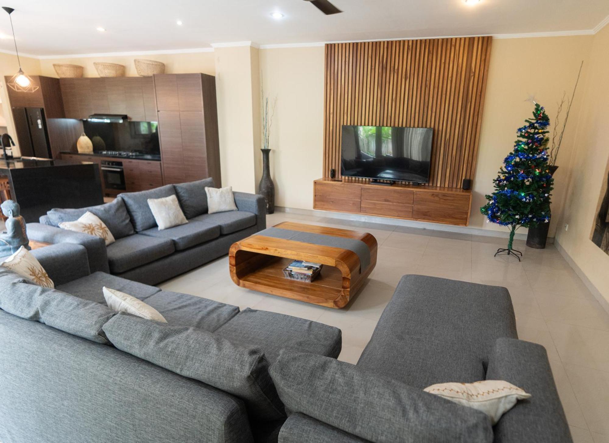 Villa Tepi Sungai A Luxurious, Under New Management, 6 Bedroom 620 Sqm Retreat Featuring A Stunning 15 Meter Pool And Dedicated Childrens With 4 Bunk Beds Newly Renovated In Seminyak Legian (Bali)
