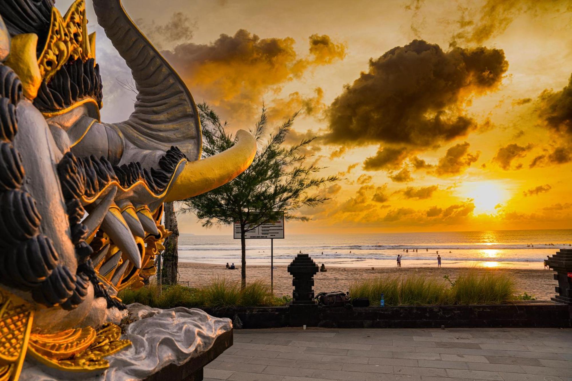 Tepi Sungai A Luxurious, Under New Management, 6 Bedroom 620 Sqm Retreat Featuring A Stunning 15 Meter Pool And Dedicated Childrens With 4 Bunk Beds Newly Renovated In Seminyak * Legian (Bali)