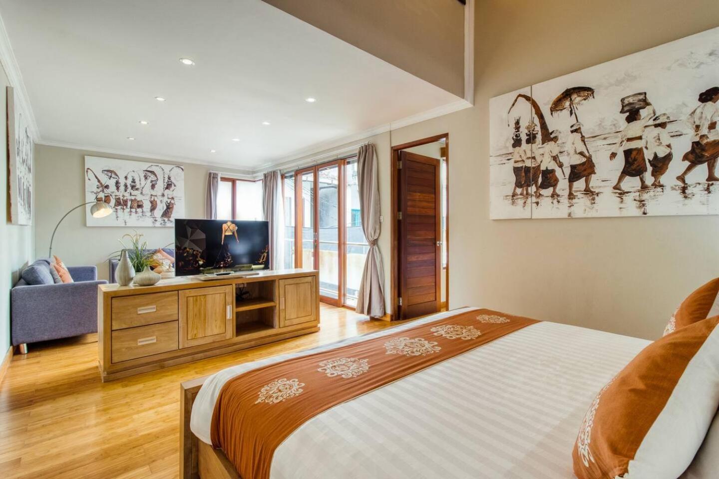 Super 4 Bed, Sleeps 8, Just 300m Walk From