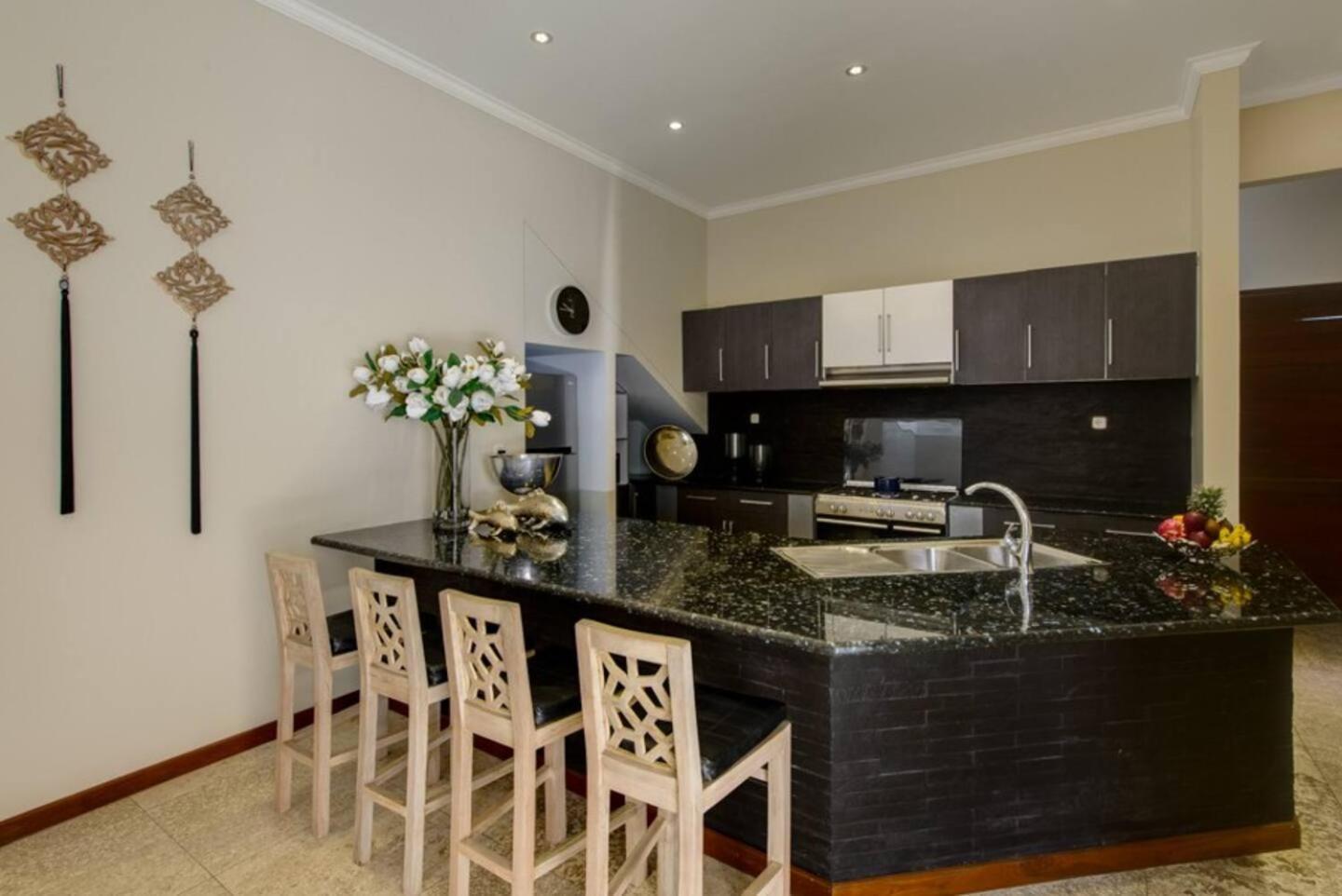 Super 4 Bed, Sleeps 8, Just 300m Walk From *