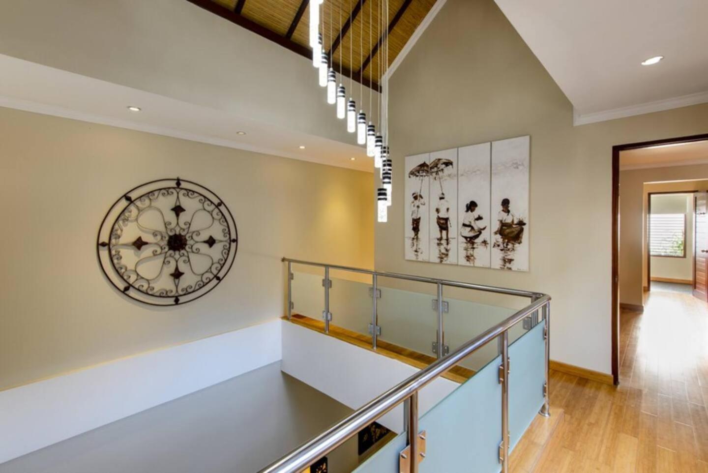 Super 4 Bed, Sleeps 8, Just 300m Walk From Villa