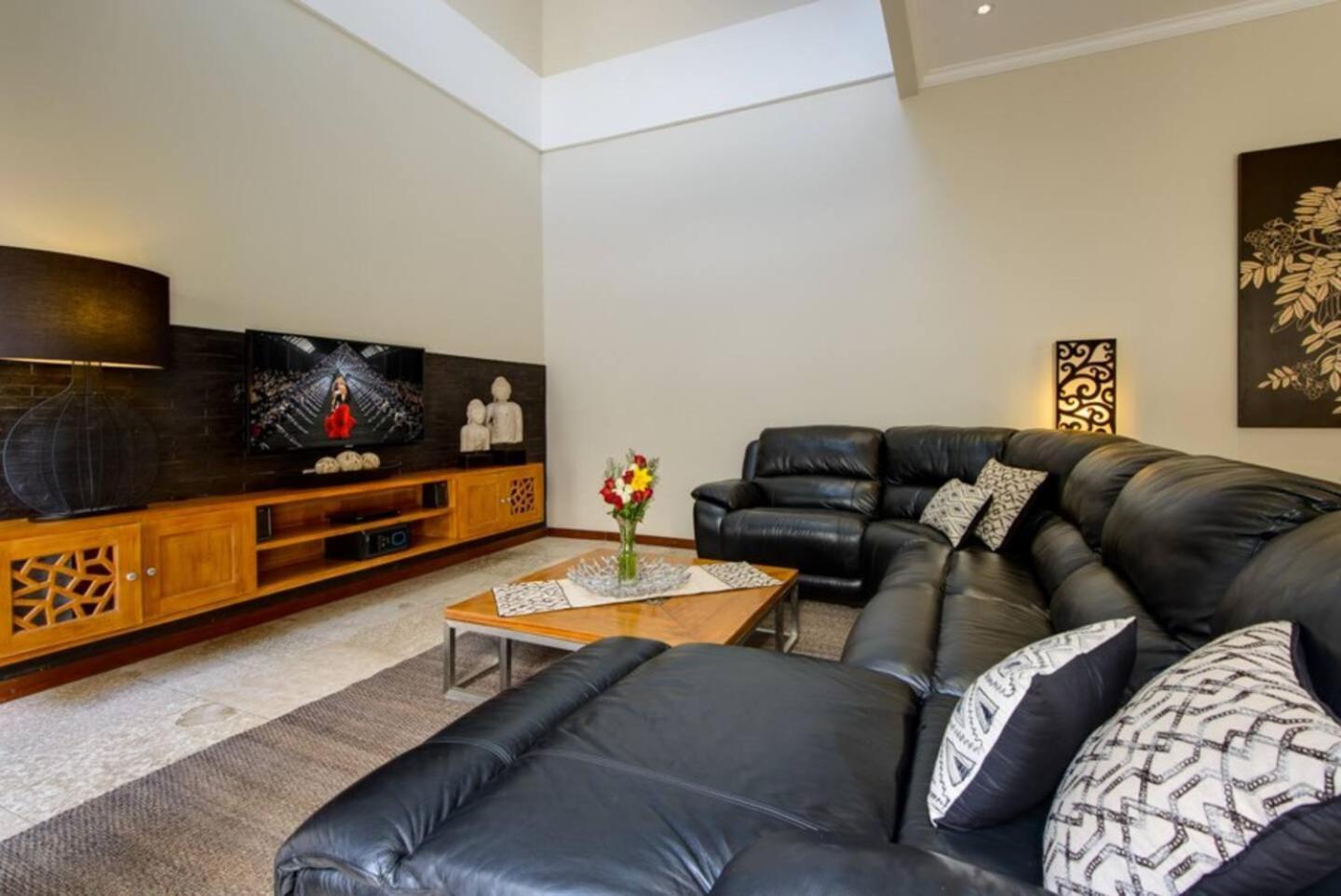 Super 4 Bed, Sleeps 8, Just 300m Walk From