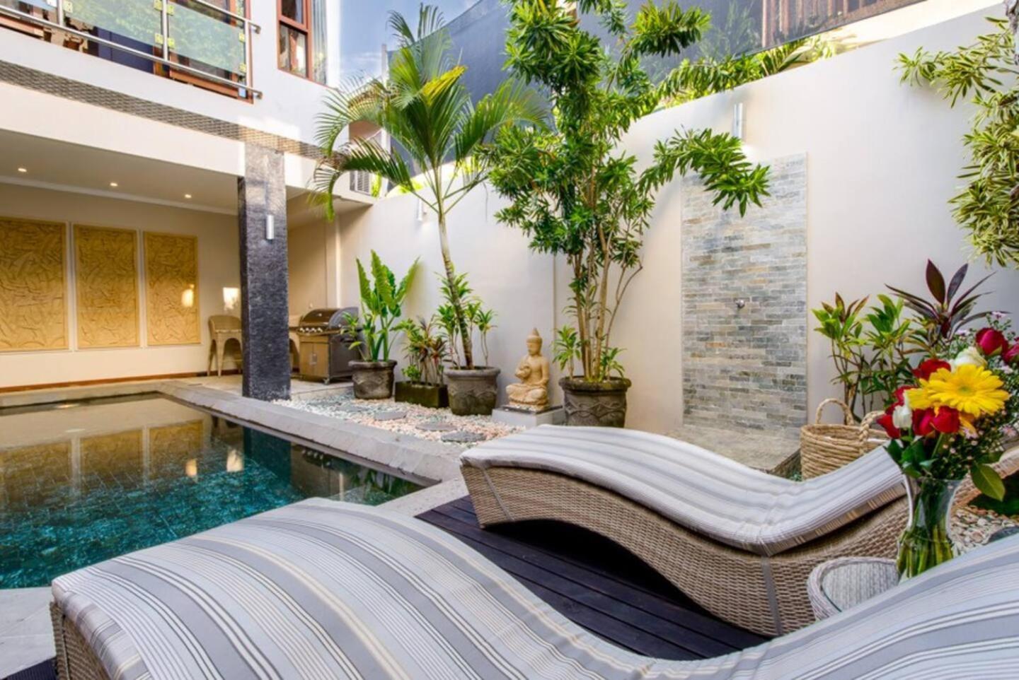 Villa Super 4 Bed, Sleeps 8, Just 300m Walk From