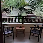 Surfaris Inn On Poppies 2 Apartment
