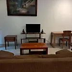 Surfaris Inn On Poppies 2 Apartment