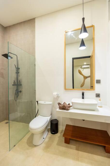Chic Modern Villa, 5 Minute Walk To *