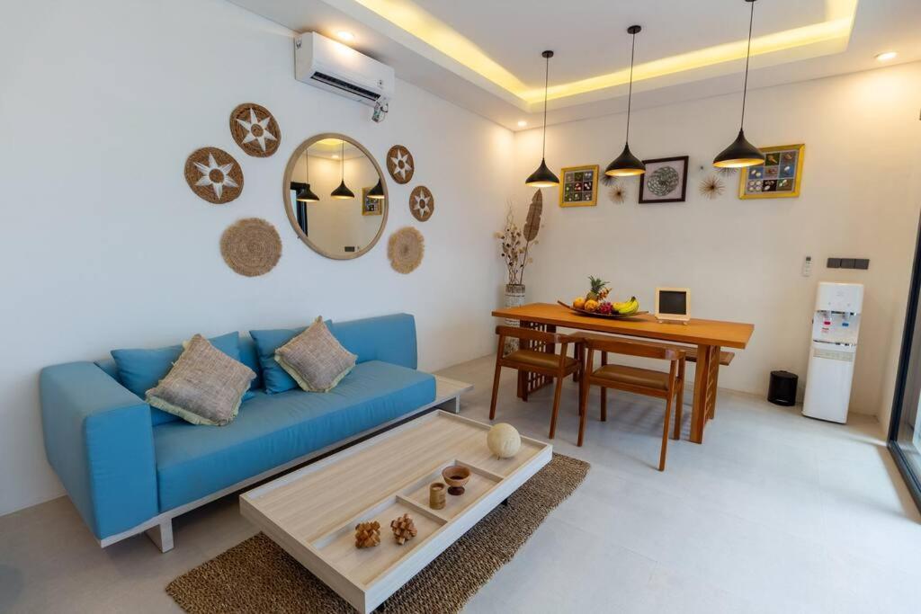 Chic Modern Villa, 5 Minute Walk To *