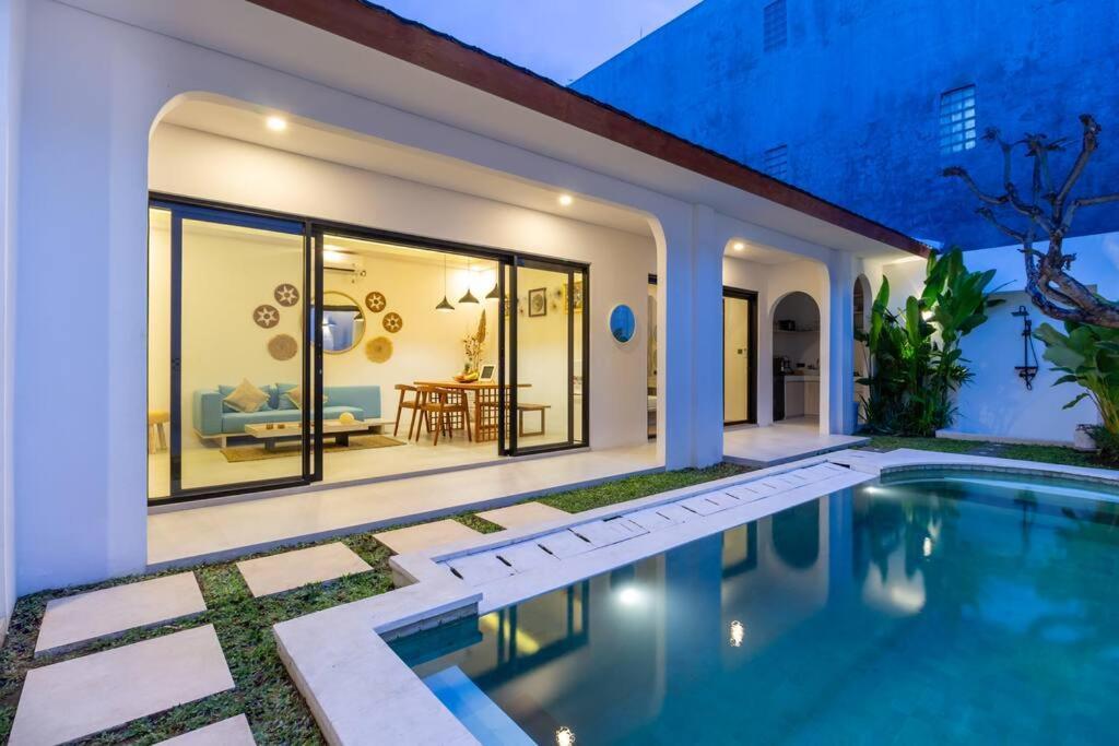 Chic Modern Villa, 5 Minute Walk To Villa *