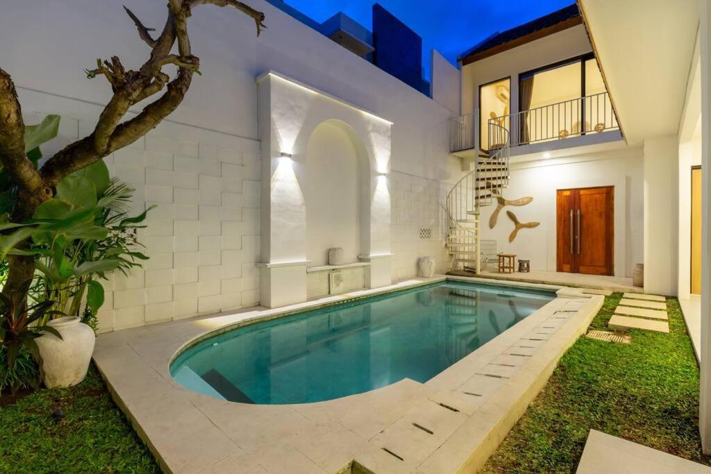 Chic Modern Villa, 5 Minute Walk To