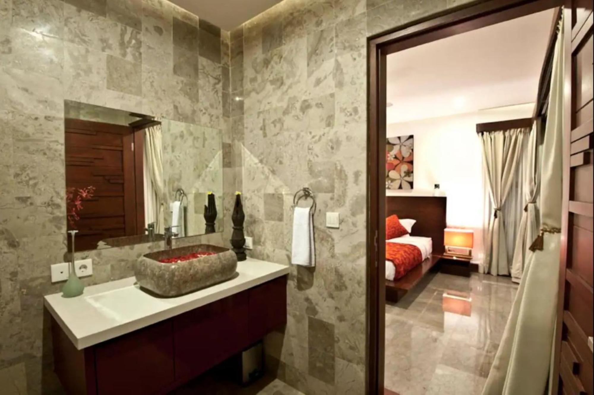 Amira Villa *
