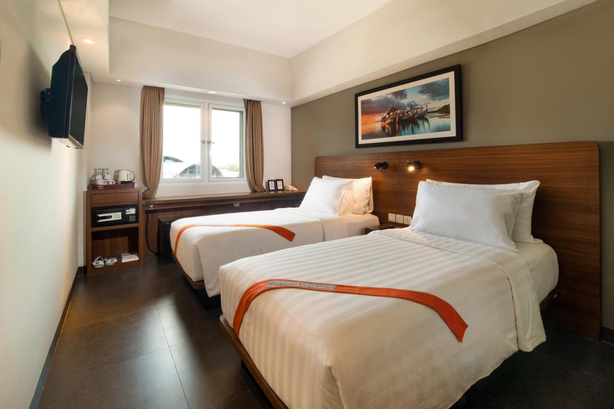 Hotel J4 4*