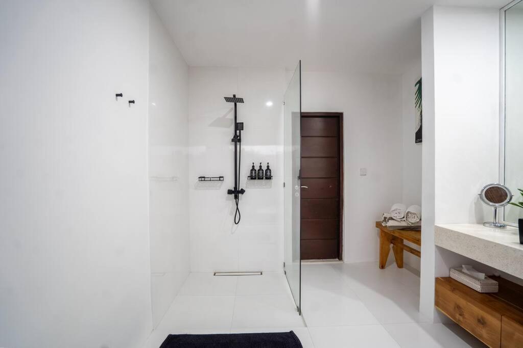 Stunning 4br Oasis In Villa *