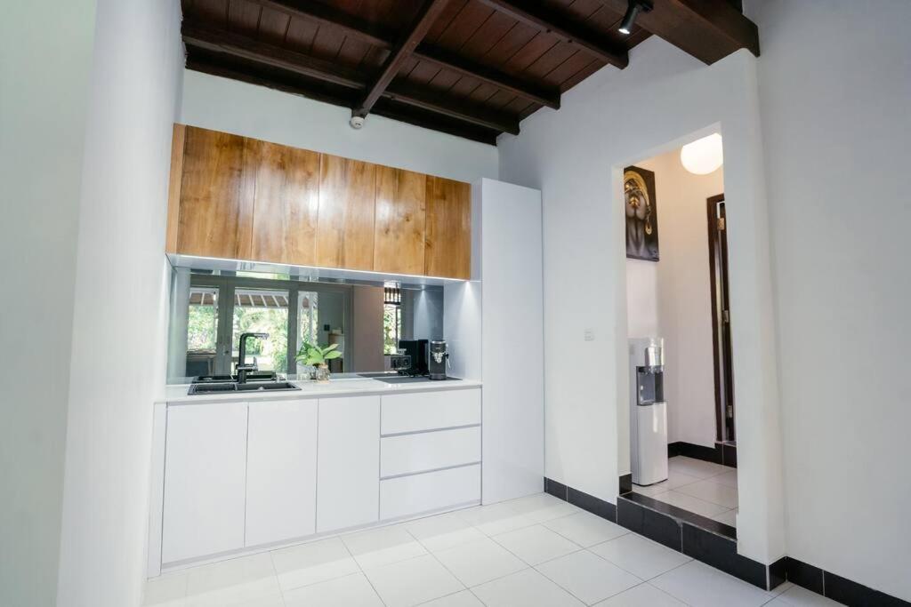 Stunning 4br Oasis In Villa *