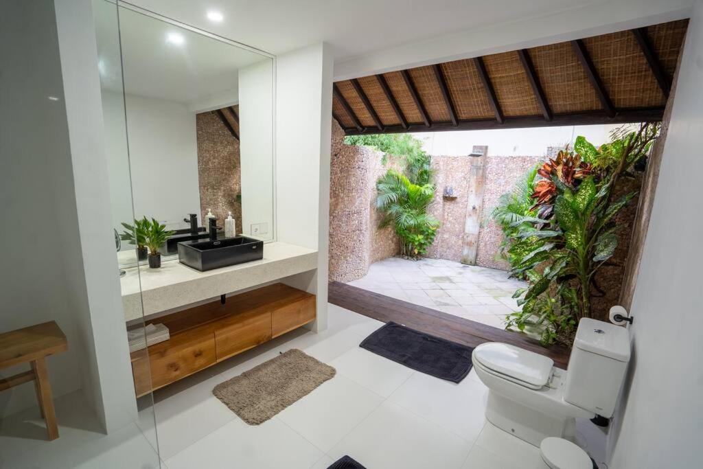 Stunning 4br Oasis In Legian (Bali)