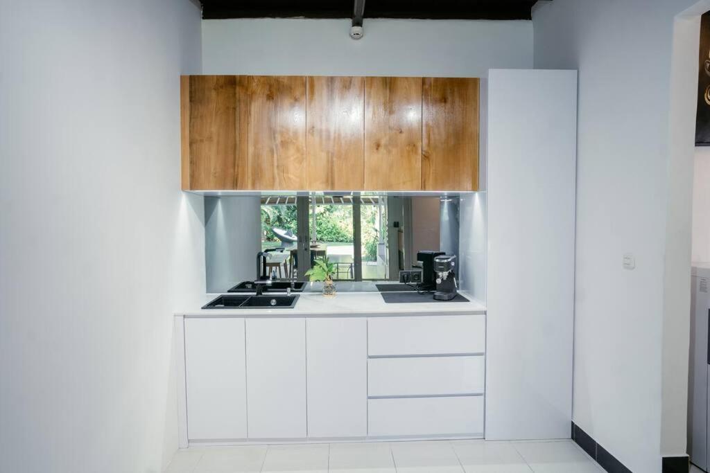 Villa Stunning 4br Oasis In Legian (Bali)