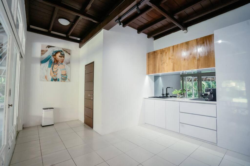 Stunning 4br Oasis In Villa *