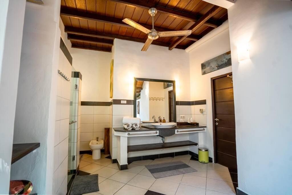 Stunning 4br Oasis In Villa *