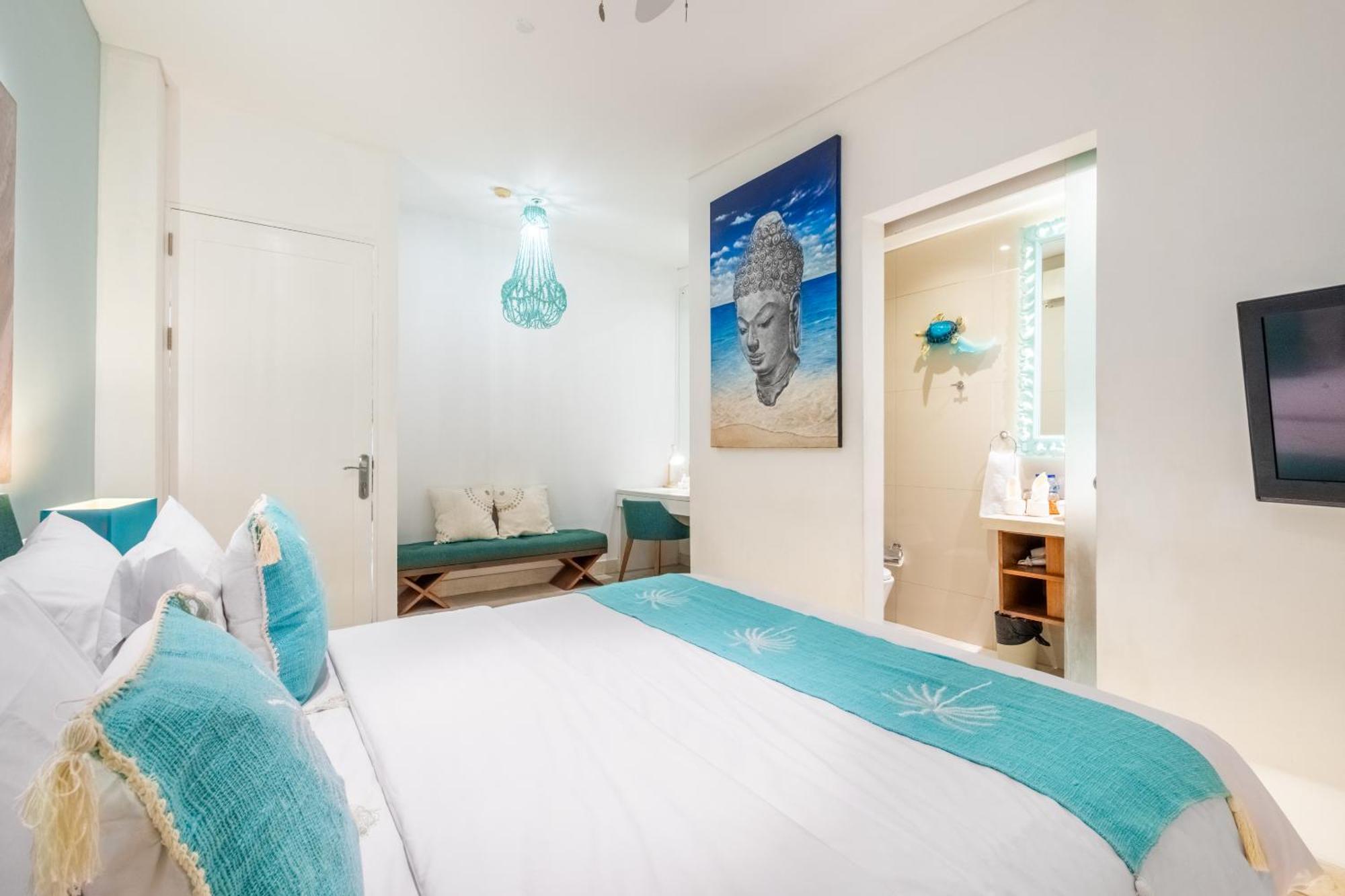 Aq-va & Seminyak Hotel