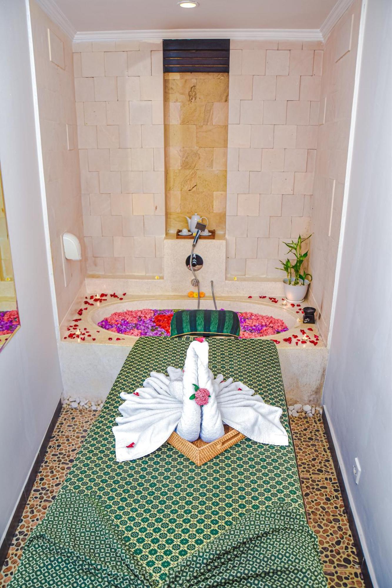 The Lokha & Hotel Legian (Bali)