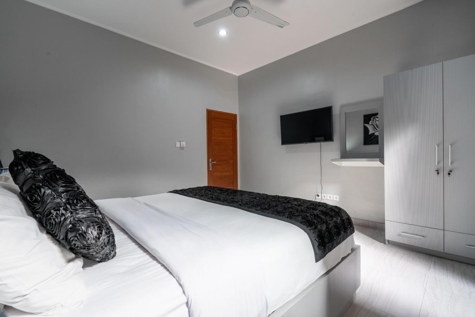 3 Bedroom Mawar Walk To *