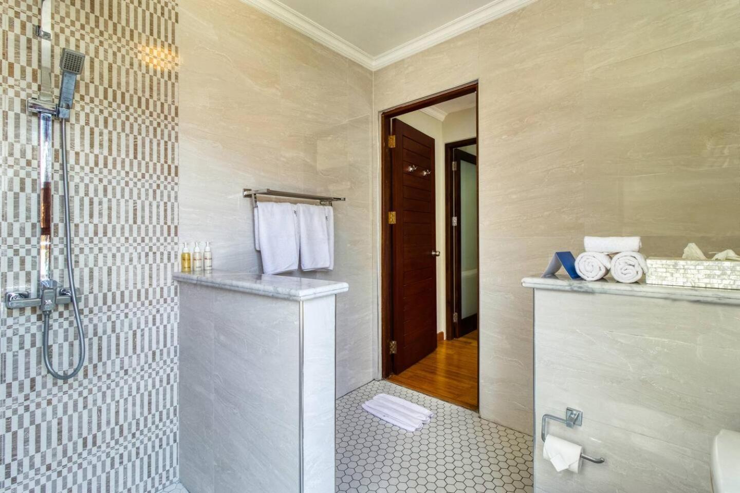 Super 4 Bed, Sleeps 8, Just 300m Walk From Legian (Bali)