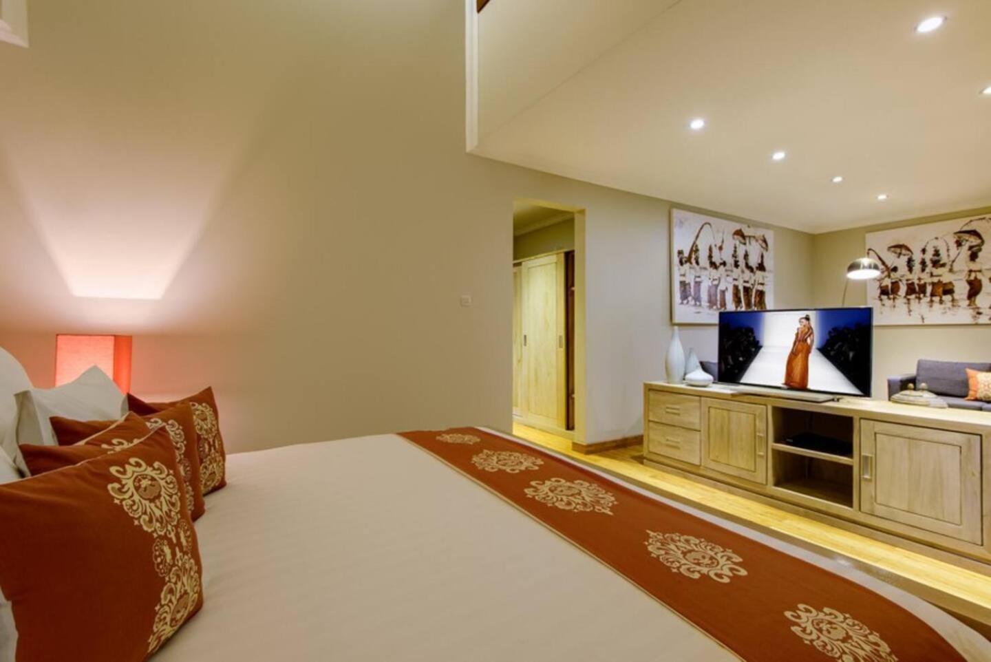 Super 4 Bed, Sleeps 8, Just 300m Walk From * Legian (Bali)