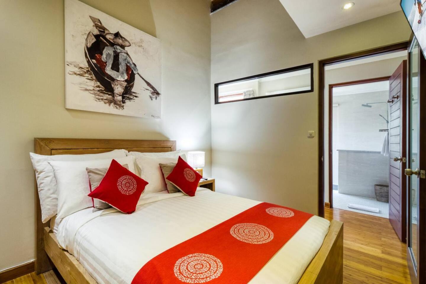 Villa Super 4 Bed, Sleeps 8, Just 300m Walk From *