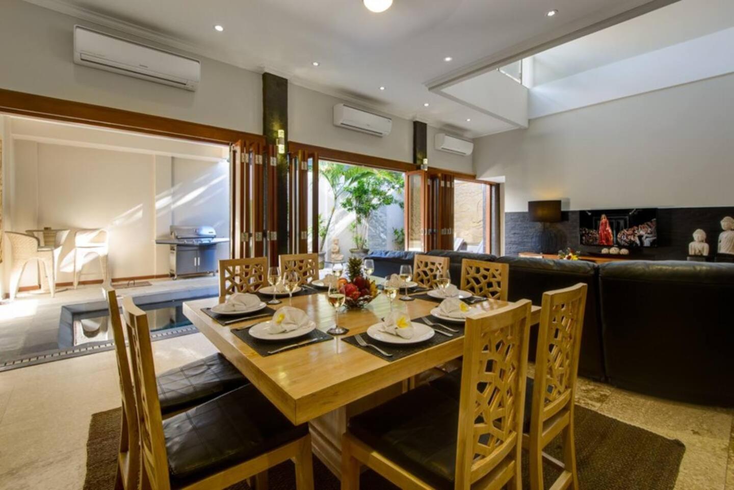 Villa Super 4 Bed, Sleeps 8, Just 300m Walk From Legian (Bali)