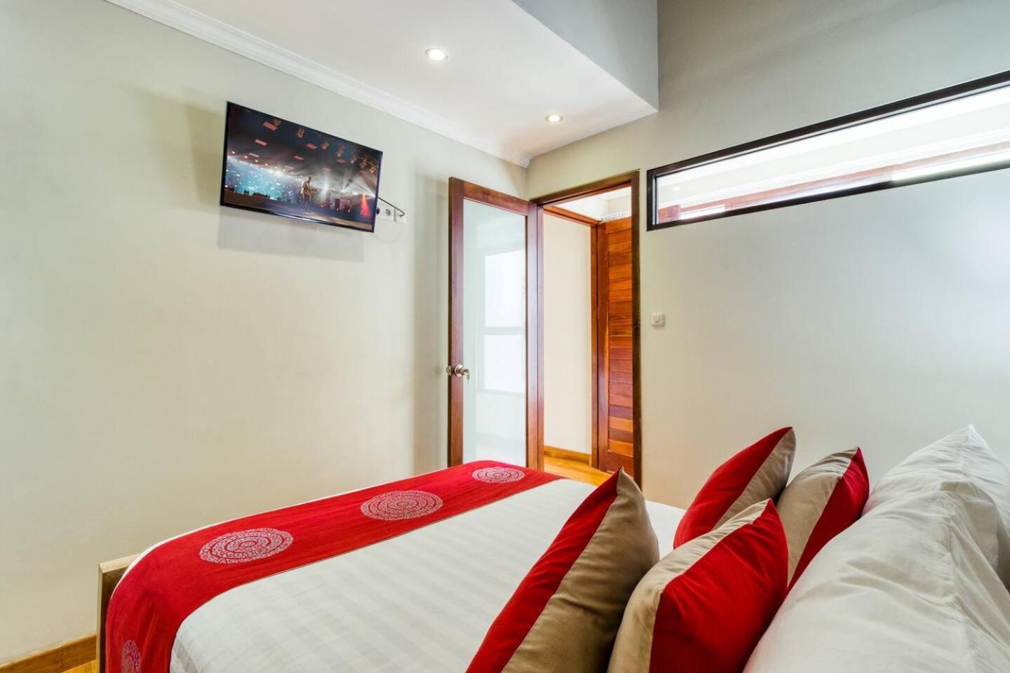 Villa Super 4 Bed, Sleeps 8, Just 300m Walk From