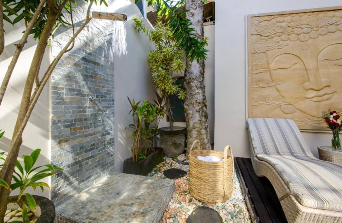 Super 4 Bed, Sleeps 8, Just 300m Walk From *