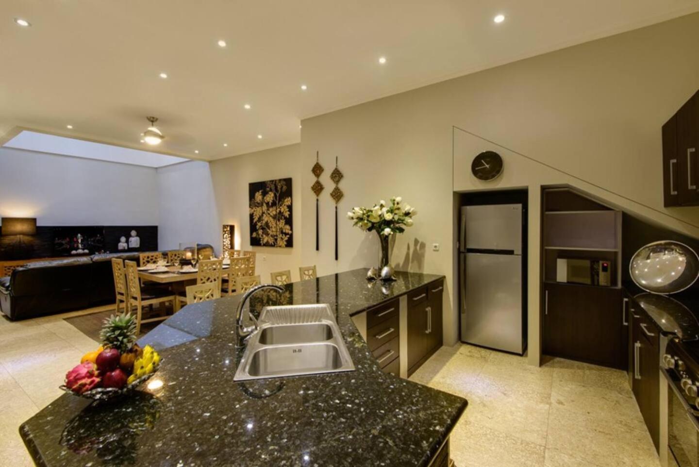Super 4 Bed, Sleeps 8, Just 300m Walk From * Legian (Bali)