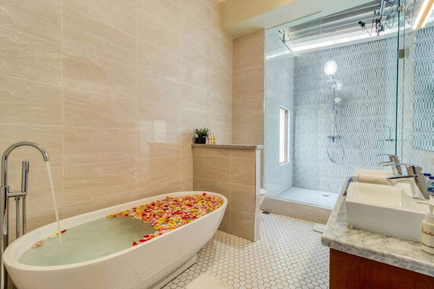 Super 4 Bed, Sleeps 8, Just 300m Walk From Villa