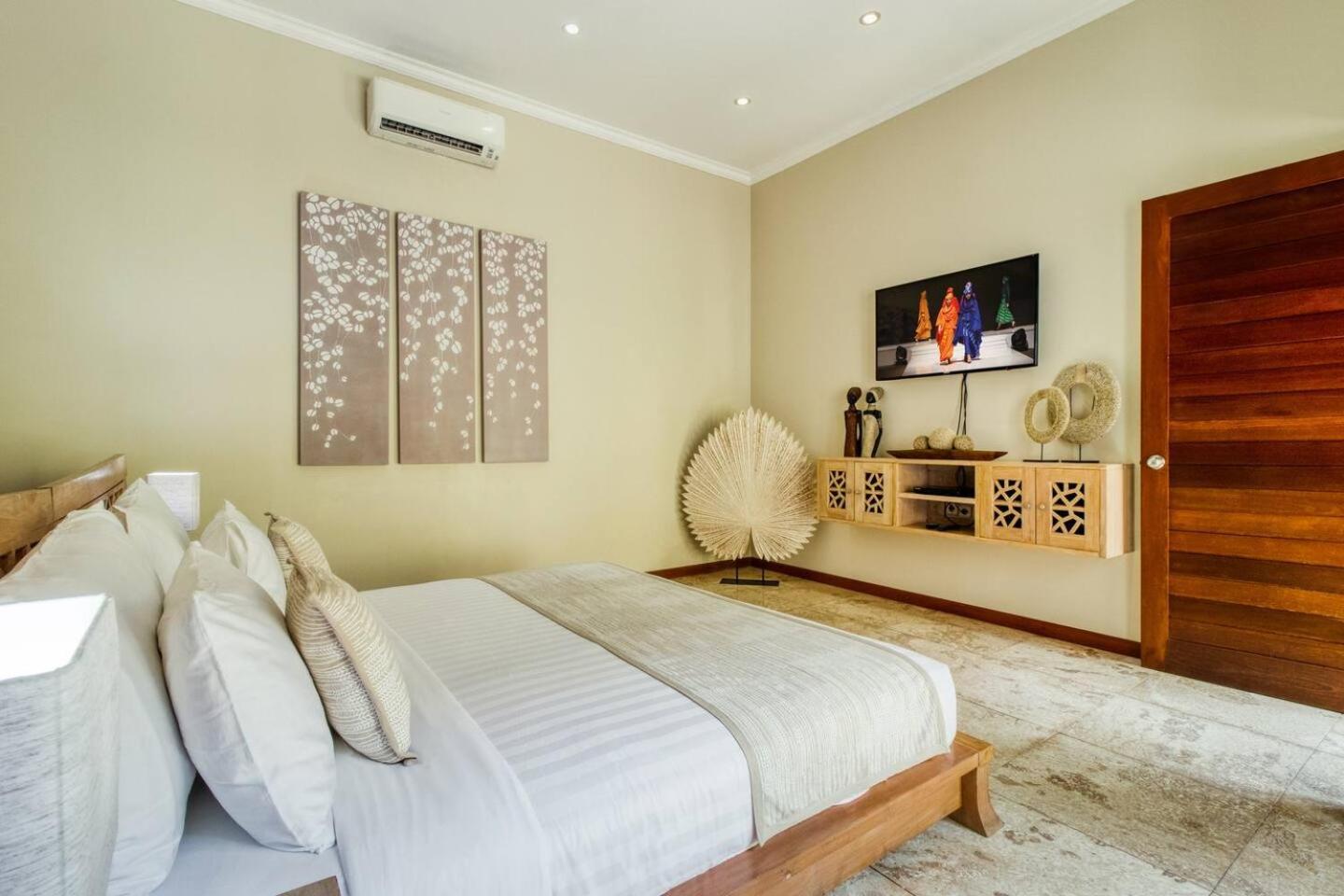 Super 4 Bed, Sleeps 8, Just 300m Walk From Villa *