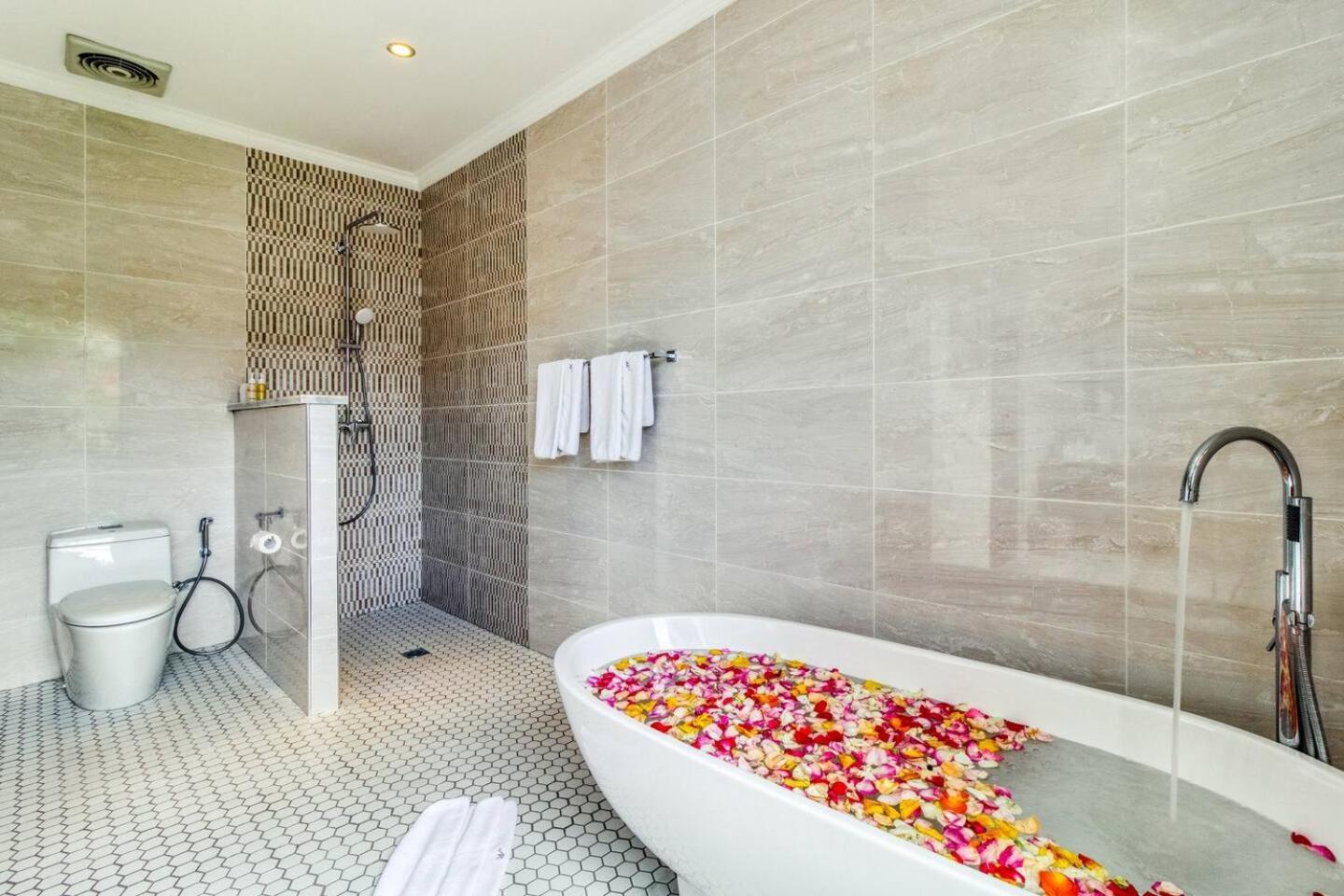 Super 4 Bed, Sleeps 8, Just 300m Walk From *