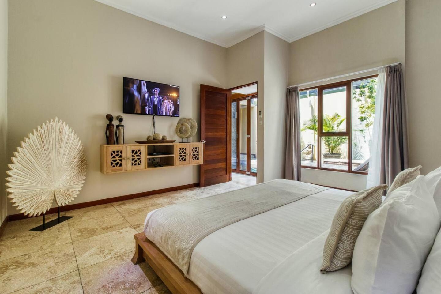 Super 4 Bed, Sleeps 8, Just 300m Walk From * Legian (Bali)