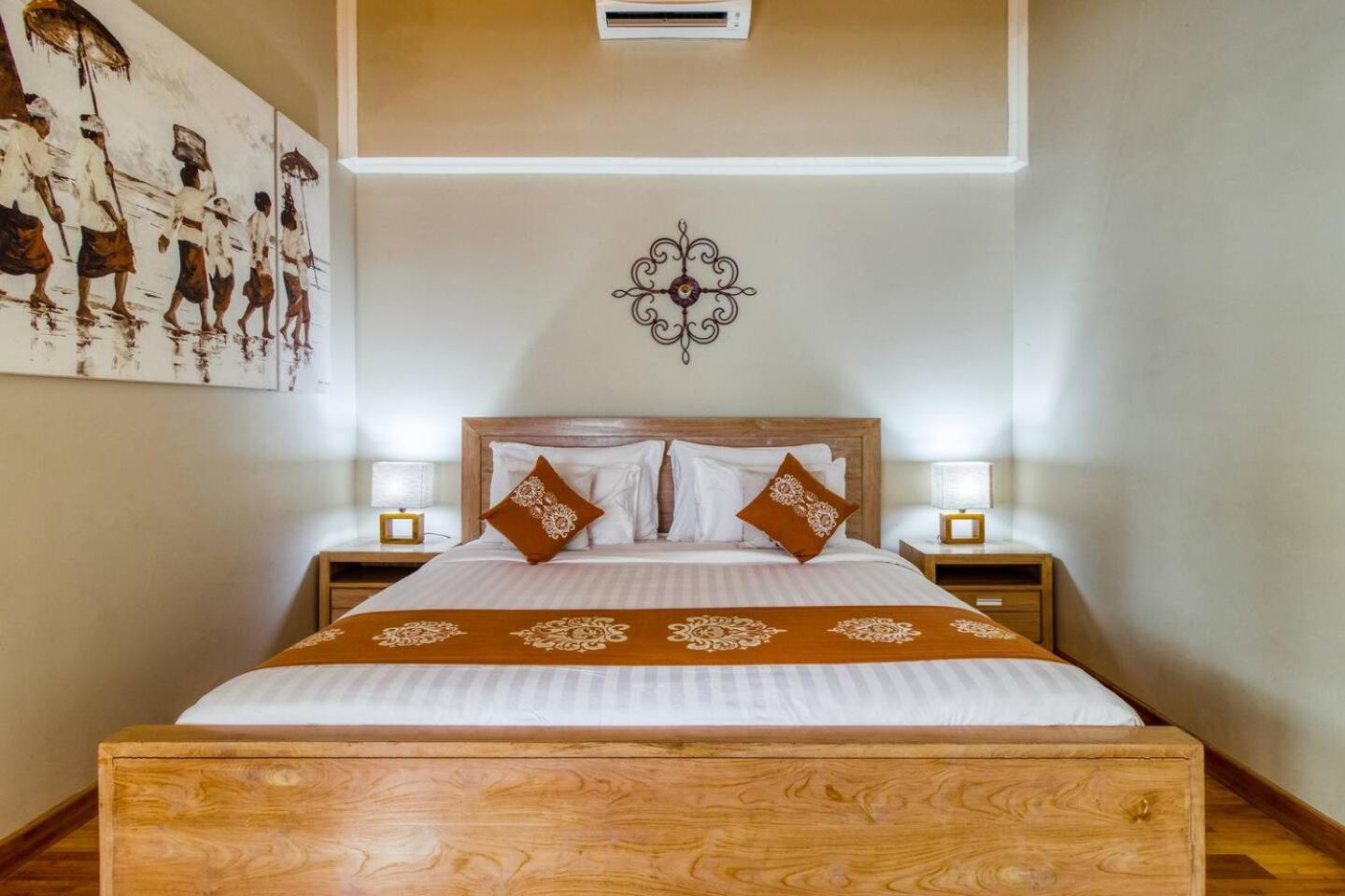Super 4 Bed, Sleeps 8, Just 300m Walk From Villa