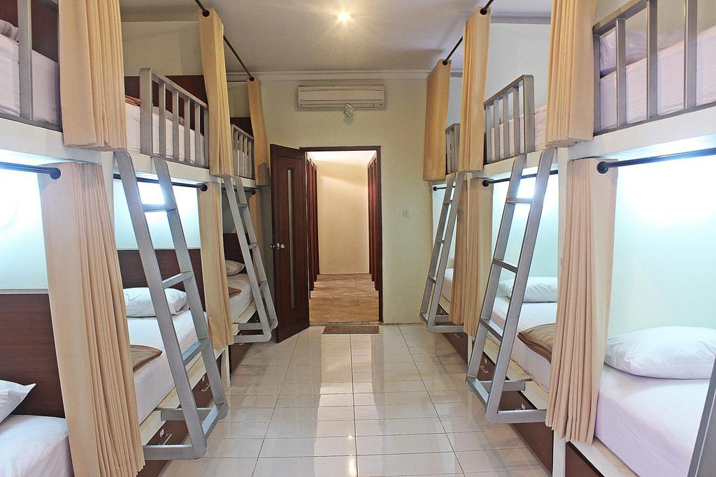 Mirah Hostel *