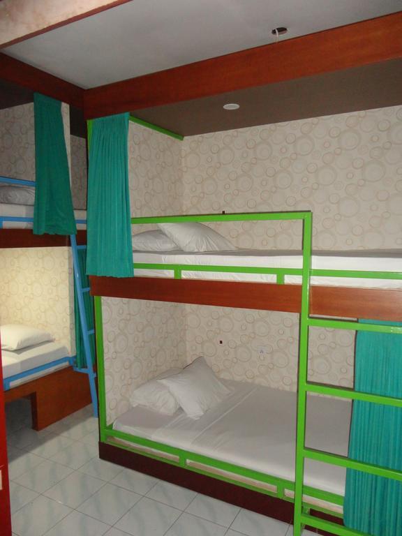 Meriki Albergue Legian