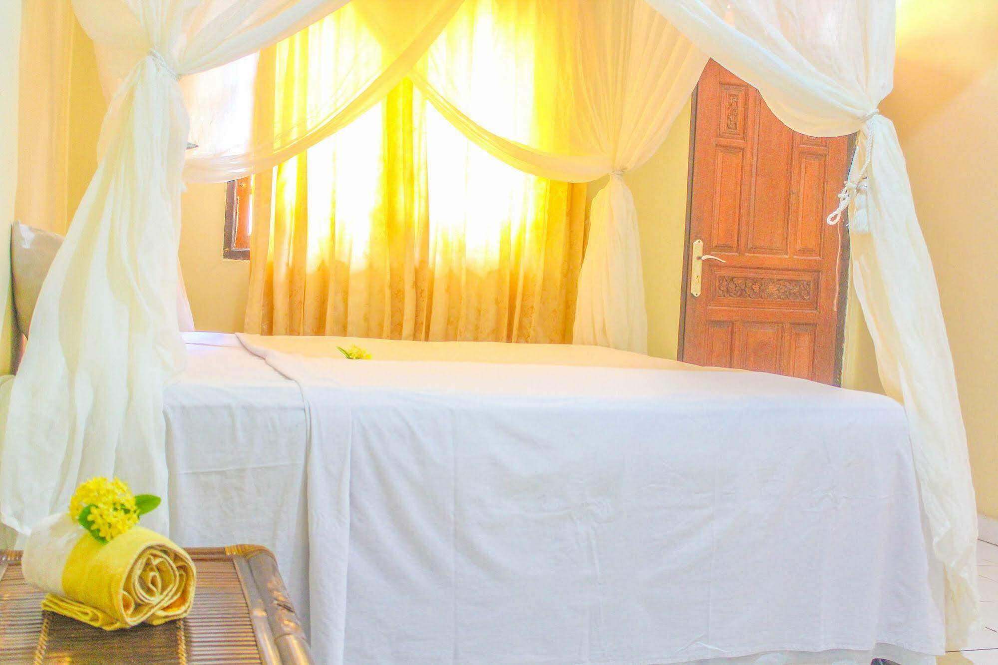 Lolo Hotel