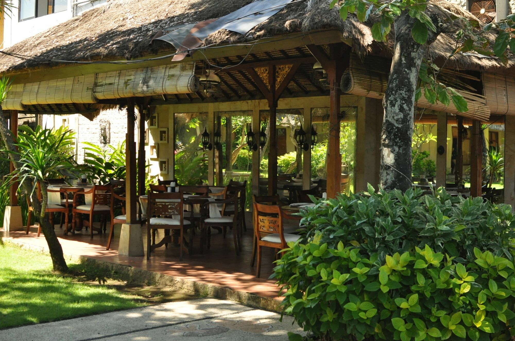 Hotel The Sari 2*