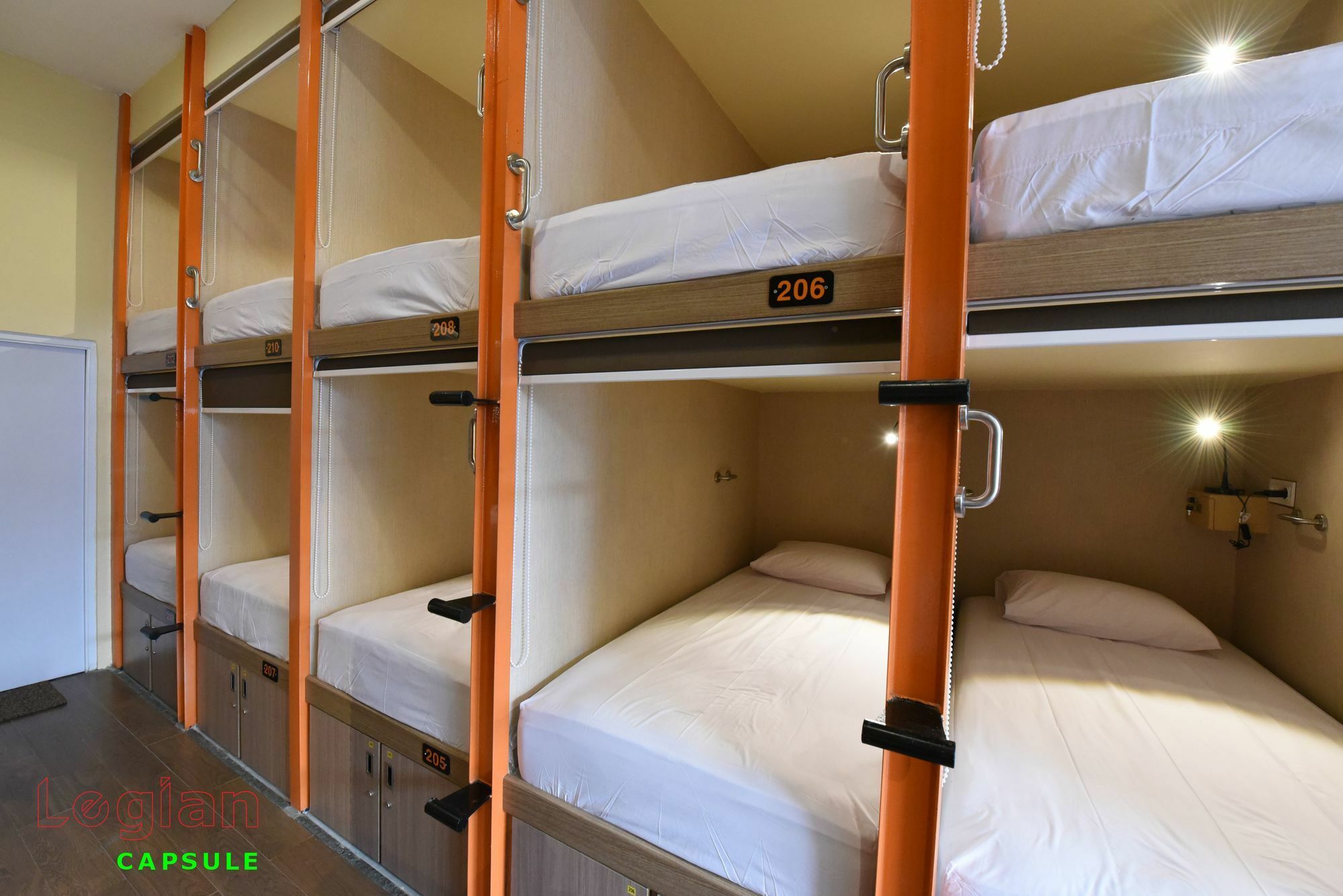 Capsule Capsule hotel