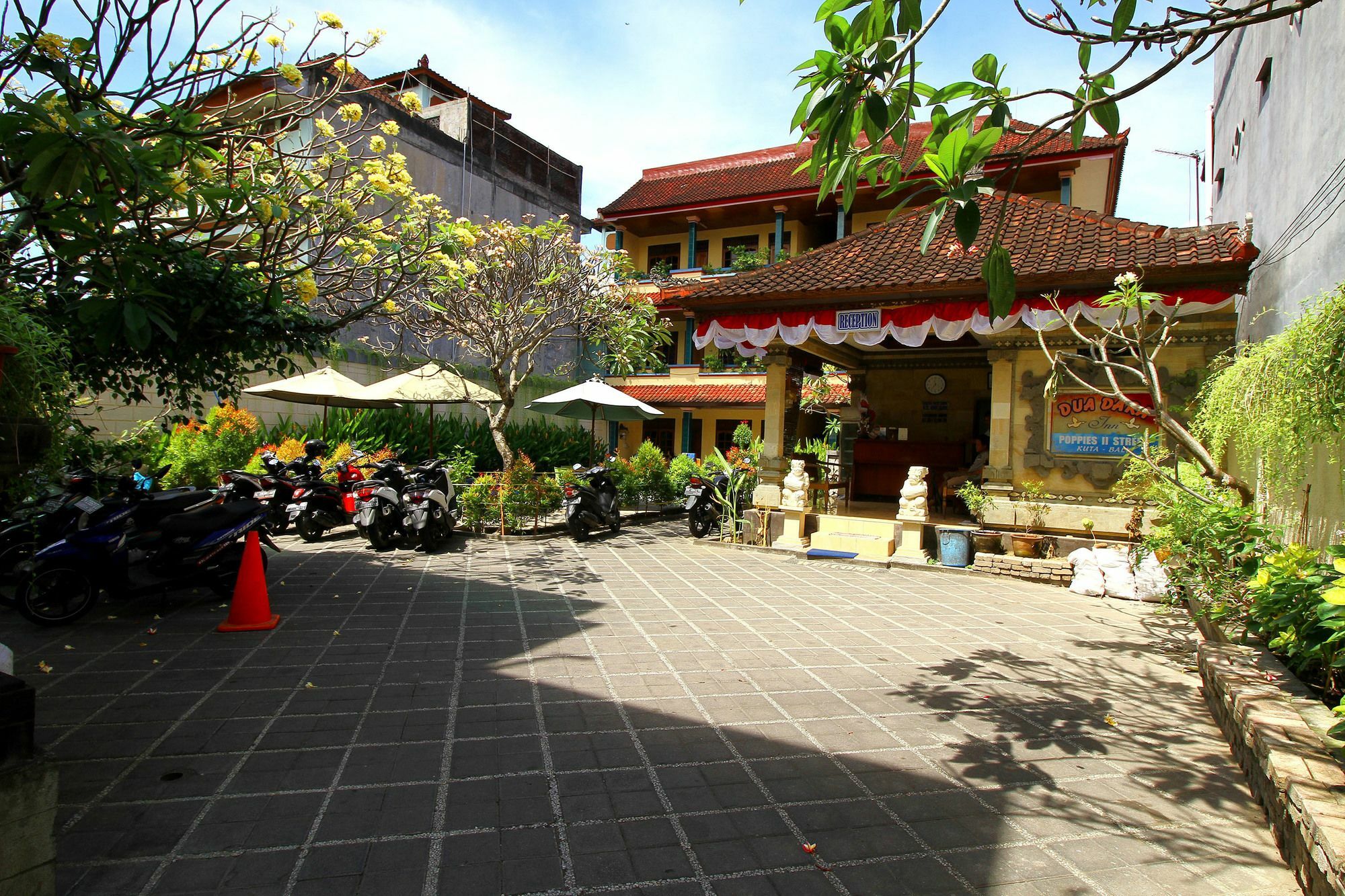Dua Dara Kuta Hotel 2*
