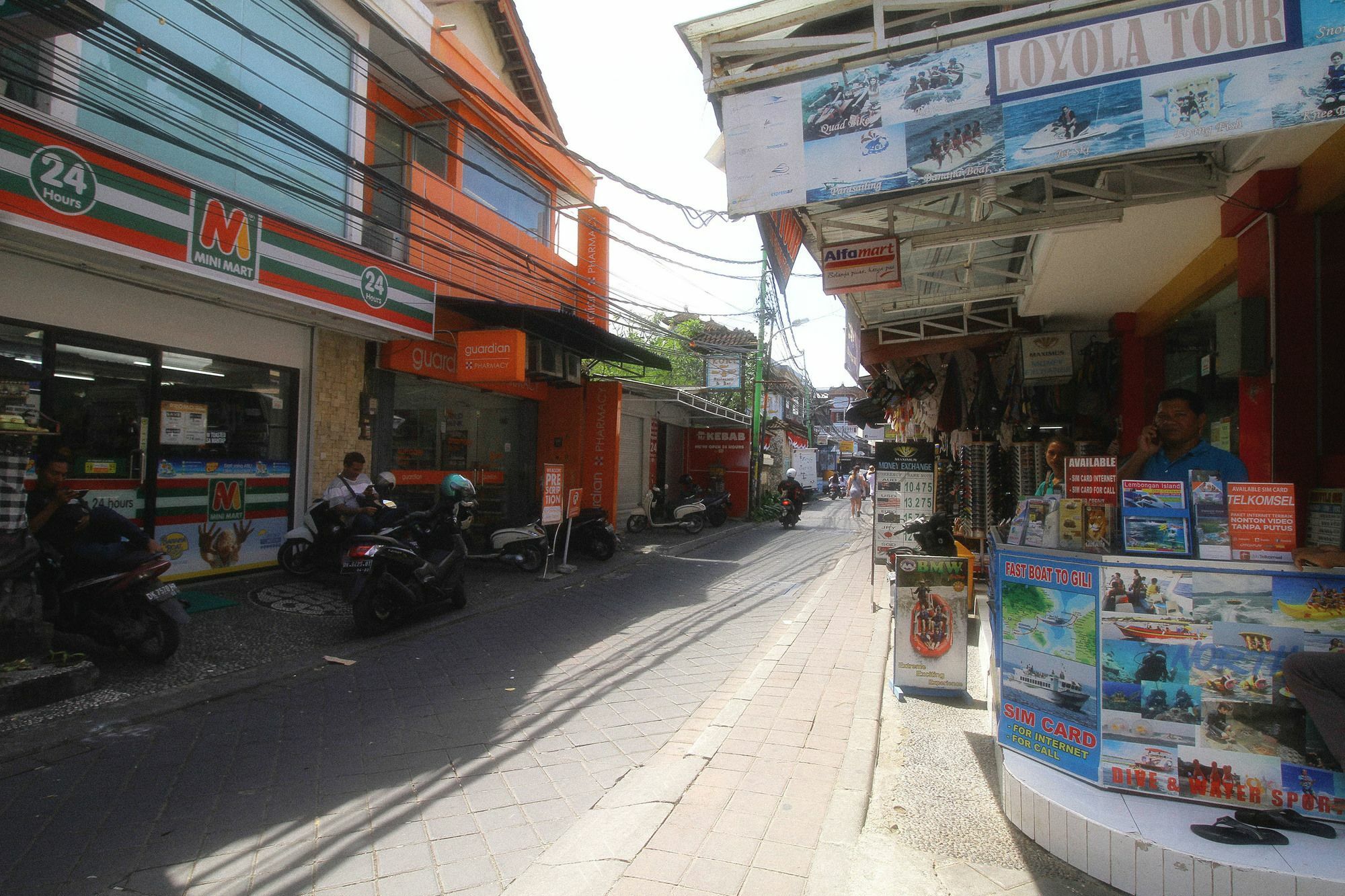 Dua Dara Kuta Hotel 2*