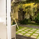 Transera Kamini Legian Hotel