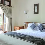 Surfaris Inn On Poppies 2