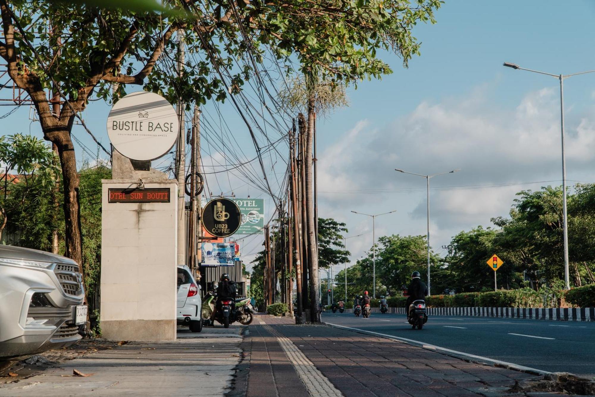 Bustle Base Coliving And Coworking Space Aparthotel Legian