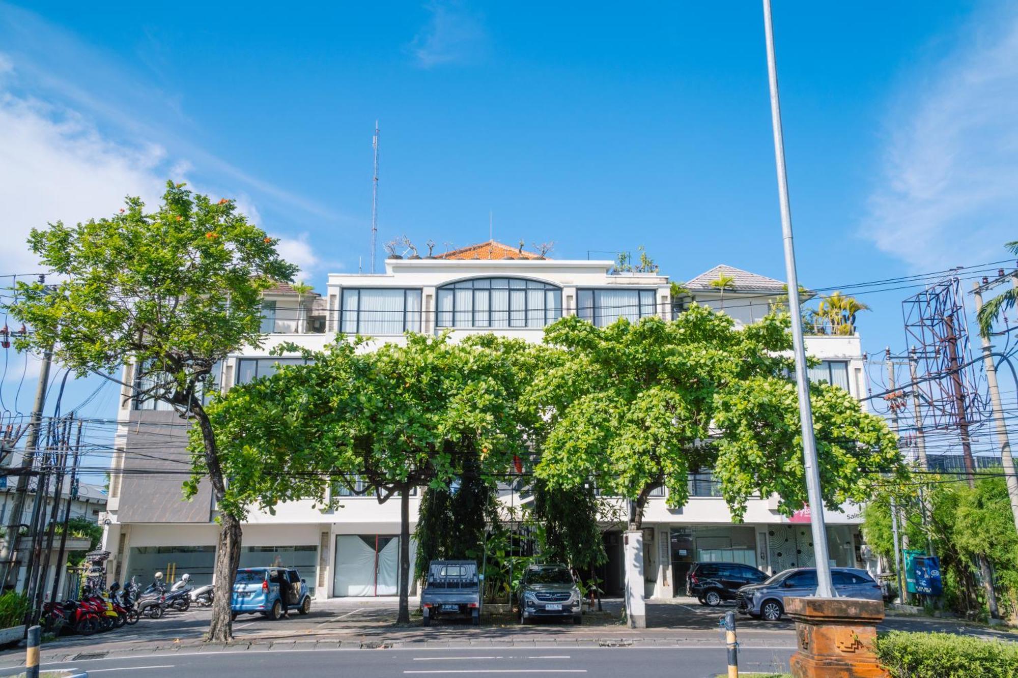Bustle Base Coliving And Coworking Space Aparthotel Legian